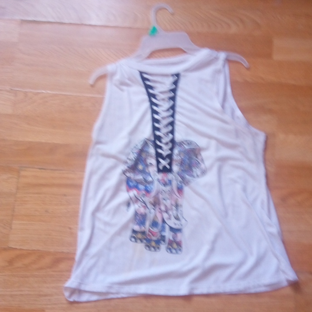I'm selling this beautiful white 🤍 🐻‍❄️ shirt